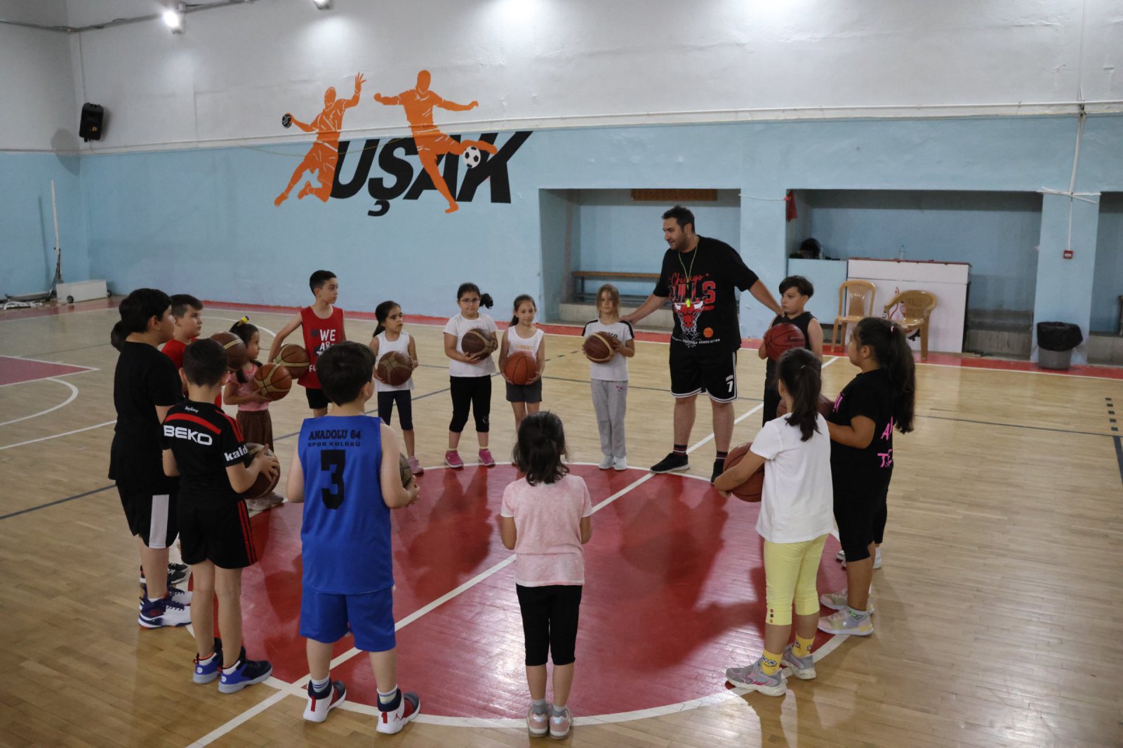 UŞAK’TA ÇOCUKLAR YAZI EĞLENEREK GEÇİRİYOR