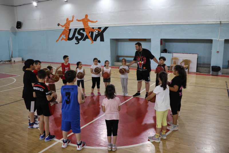 UŞAK’TA ÇOCUKLAR YAZI EĞLENEREK GEÇİRİYOR